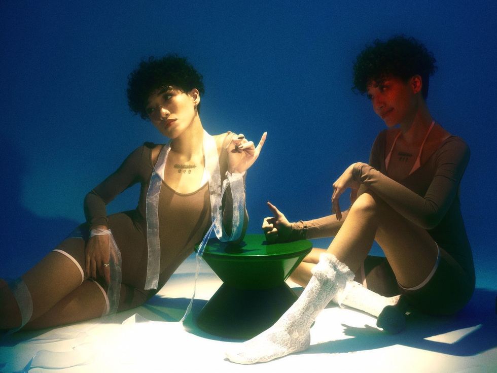 Nữ ca sĩ Gen Z được ví như "bông hồng đen", cá tính từ vẻ ngoài đến âm nhạc