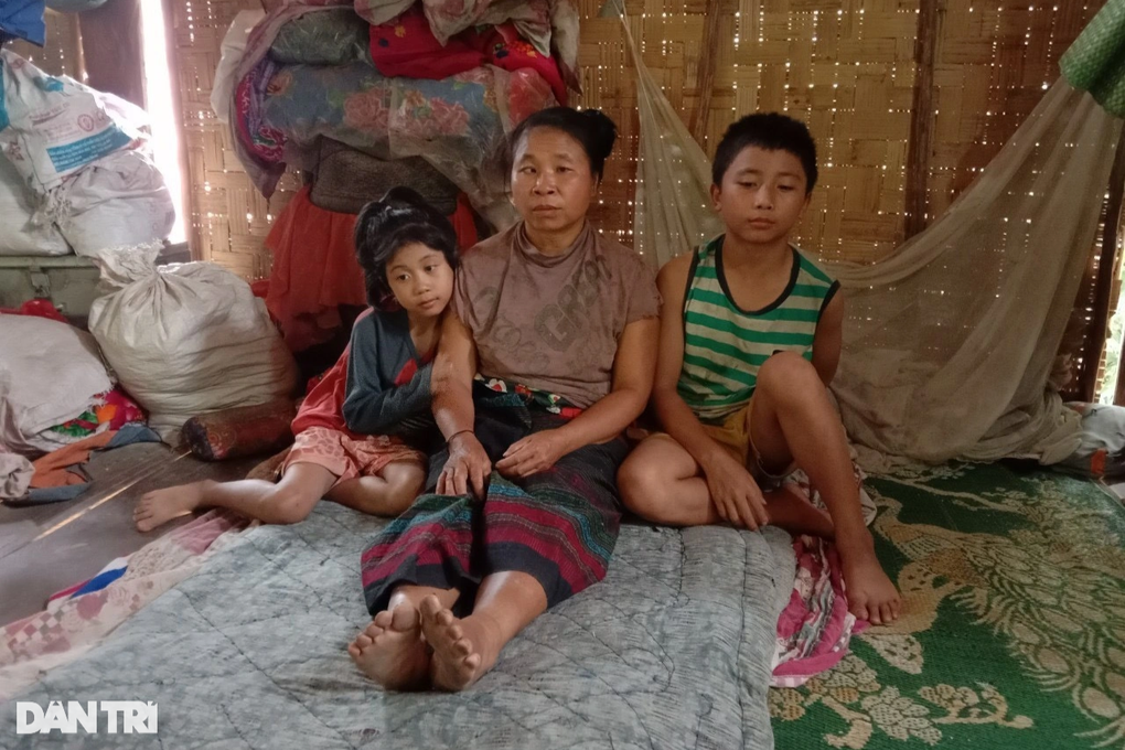 Hai đứa trẻ sống lay lắt bên bà nội khuyết tật mắt, bố bạo bệnh - 5 Hai đứa trẻ sống lay lắt bên bà nội khuyết tật mắt, bố bạo bệnh - 5