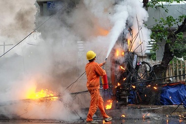Hà Nội: Cột điện bốc cháy dữ dội giữa cơn mưa