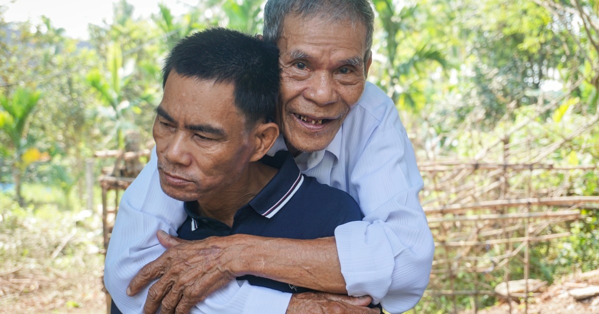 View - Cha 87 tuổi òa khóc đón cậu con trai khờ khạo lưu lạc suốt 18 năm | Báo Dân trí