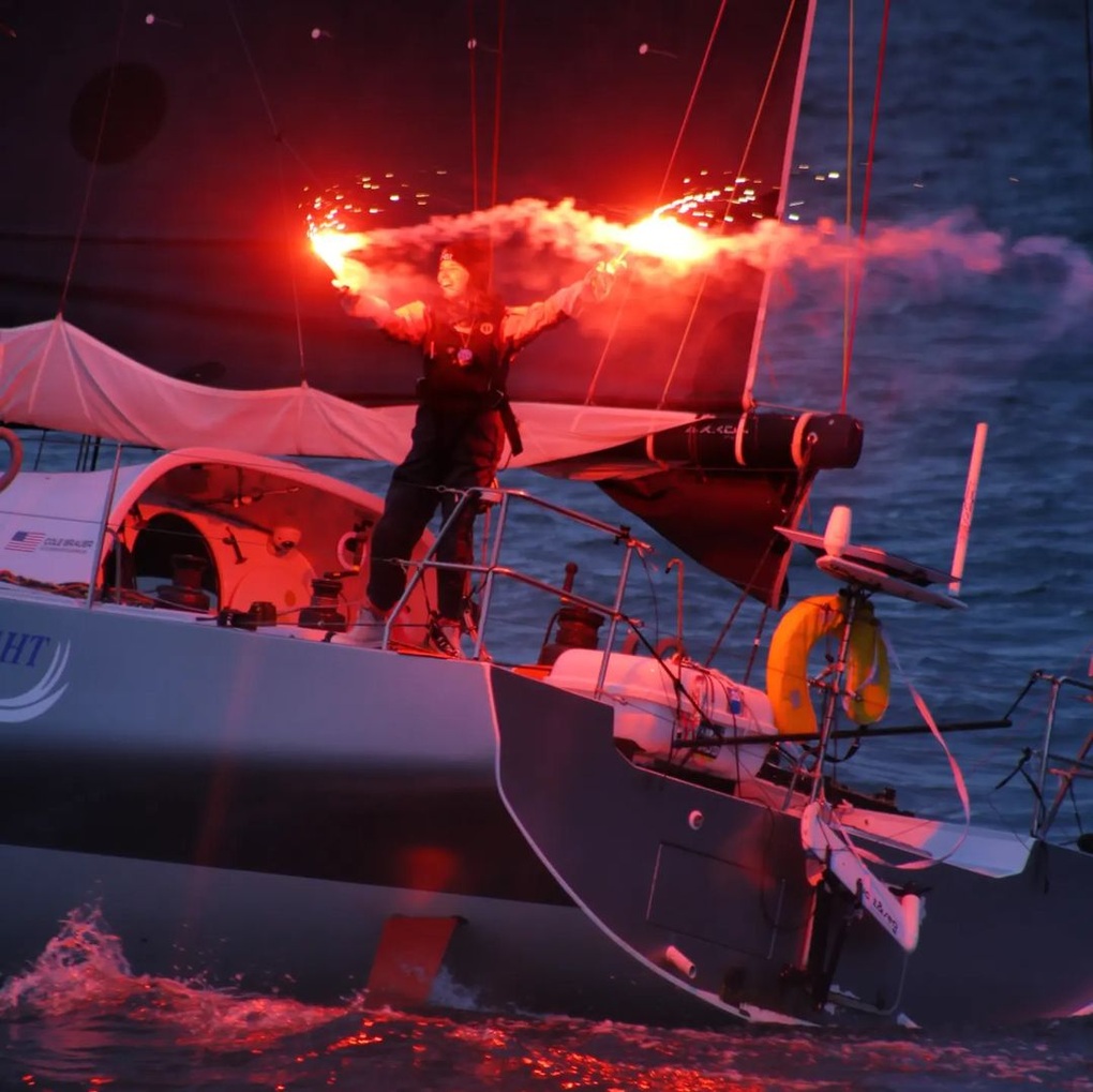 Cô gái một mình đi thuyền vòng quanh thế giới Cô gái một mình đi thuyền vòng quanh thế giới