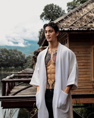 Người đàn ông đẹp trai nhất thế giới năm 2021 vừa cưới vợ - 9