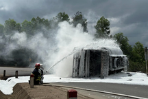 Xe chở 10.000 lít xăng dầu lật, bốc cháy trên đèo M'Đrắk