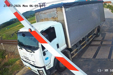 Tông gãy gác chắn đường sắt, tài xế xe tải bị phạt 41,5 triệu đồng