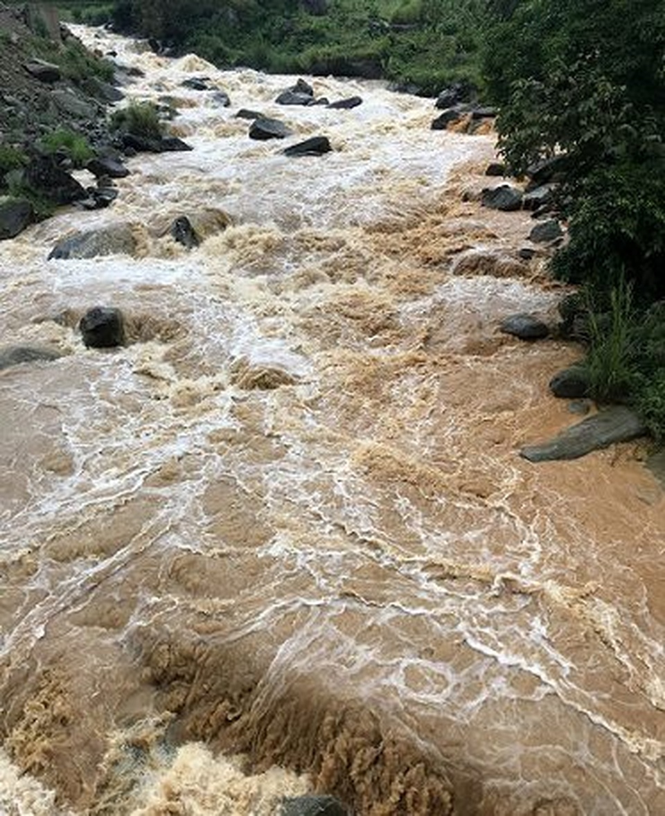 Hai người mất tích vì rơi xuống biển và bị lũ cuốn - 2 Hai người mất tích vì rơi xuống biển và bị lũ cuốn - 2