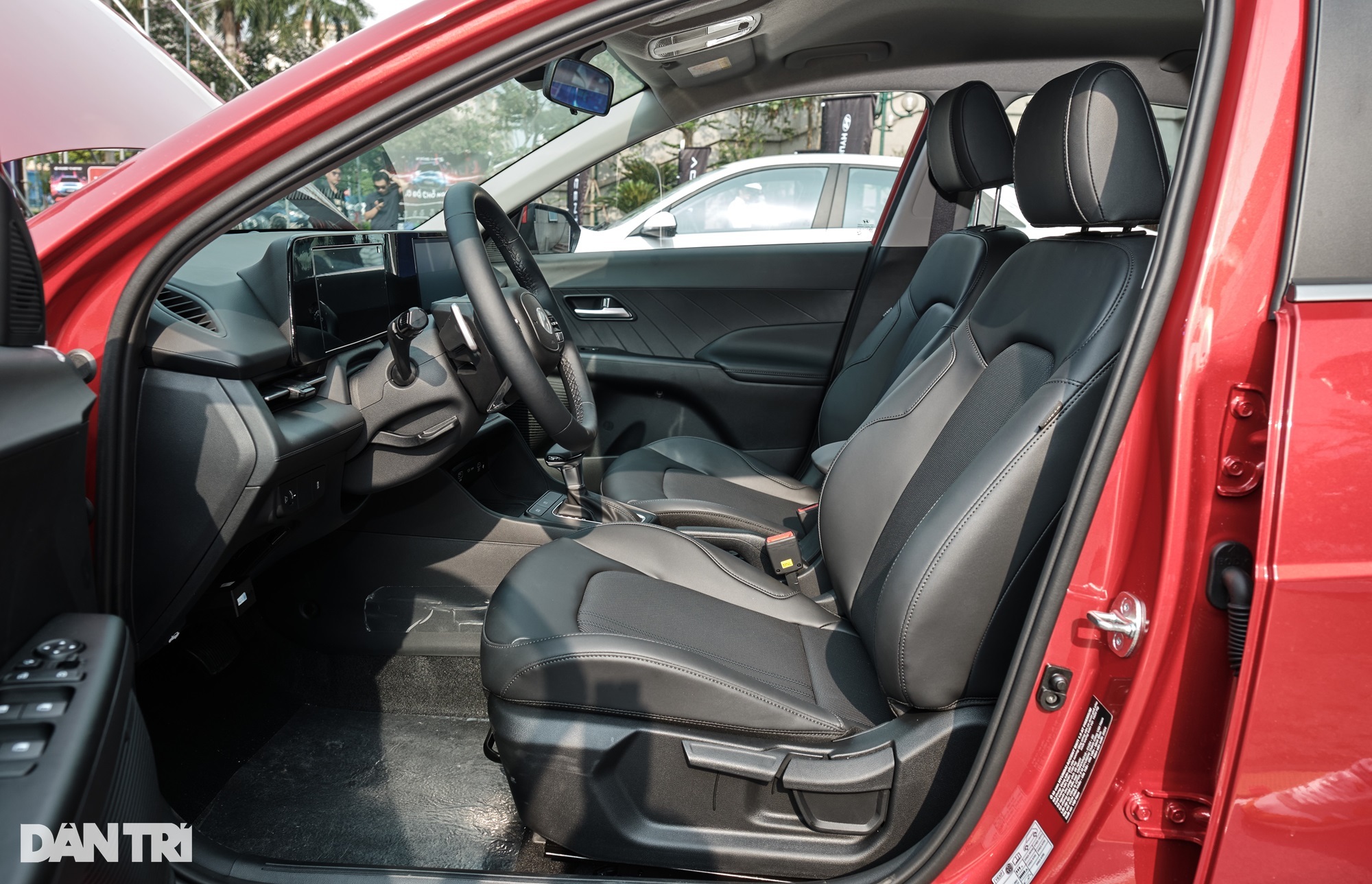 Tại phân khúc sedan hạng B, không có sản phẩm nào được trang bị ghế chỉnh điện nên việc Hyundai Accent 2024 mới chỉ có thể chỉnh cơ cũng không quá ảnh hưởng đến trải nghiệm của người dùng (Ảnh: Nguyễn Lâm).