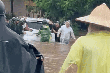 Ô tô ở Hà Nội chết máy do ngập, bộ đội "hò nhau" khiêng giúp dân