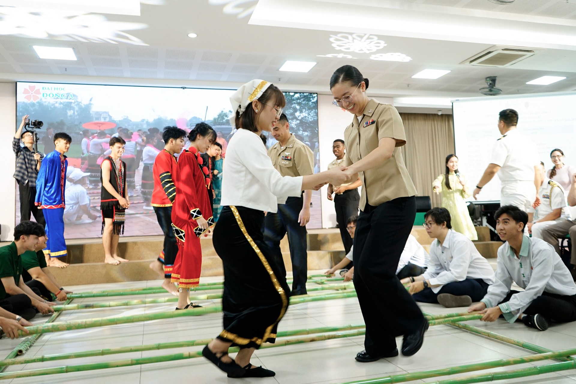 Nữ thủy thủ gốc Việt tàu sân bay Mỹ: Trượt đại học là cơ duyên vào hải quân - 8 Nữ thủy thủ gốc Việt tàu sân bay Mỹ: Trượt đại học là cơ duyên vào hải quân - 8