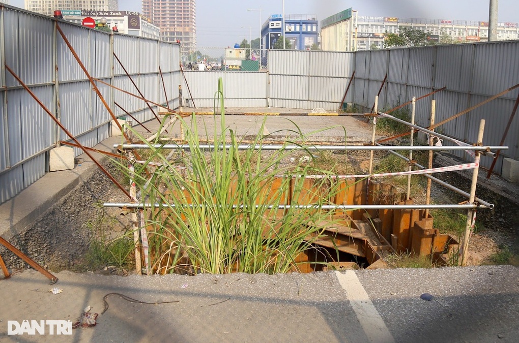 Hà Nội: Ma trận lô cốt, rào chắn trên đường Vũ Trọng Khánh - 9 Hà Nội: Ma trận lô cốt, rào chắn trên đường Vũ Trọng Khánh - 9