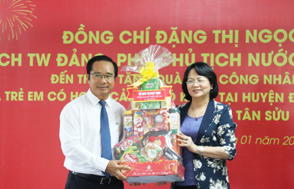 Phó Chủ tịch nước tặng quà Tết gia đình chính sách tại Long An - 1 Phó Chủ tịch nước tặng quà Tết gia đình chính sách tại Long An - 1