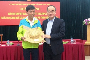 Đồng chí Nguyễn Thiện Nhân tặng mũ rơm cho học sinh giỏi quốc tế
