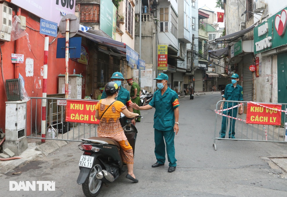 Hà Nội lập rào thép gai, phong tỏa nhiều lớp trên phố Văn Chương - 8 Hà Nội lập rào thép gai, phong tỏa nhiều lớp trên phố Văn Chương - 8