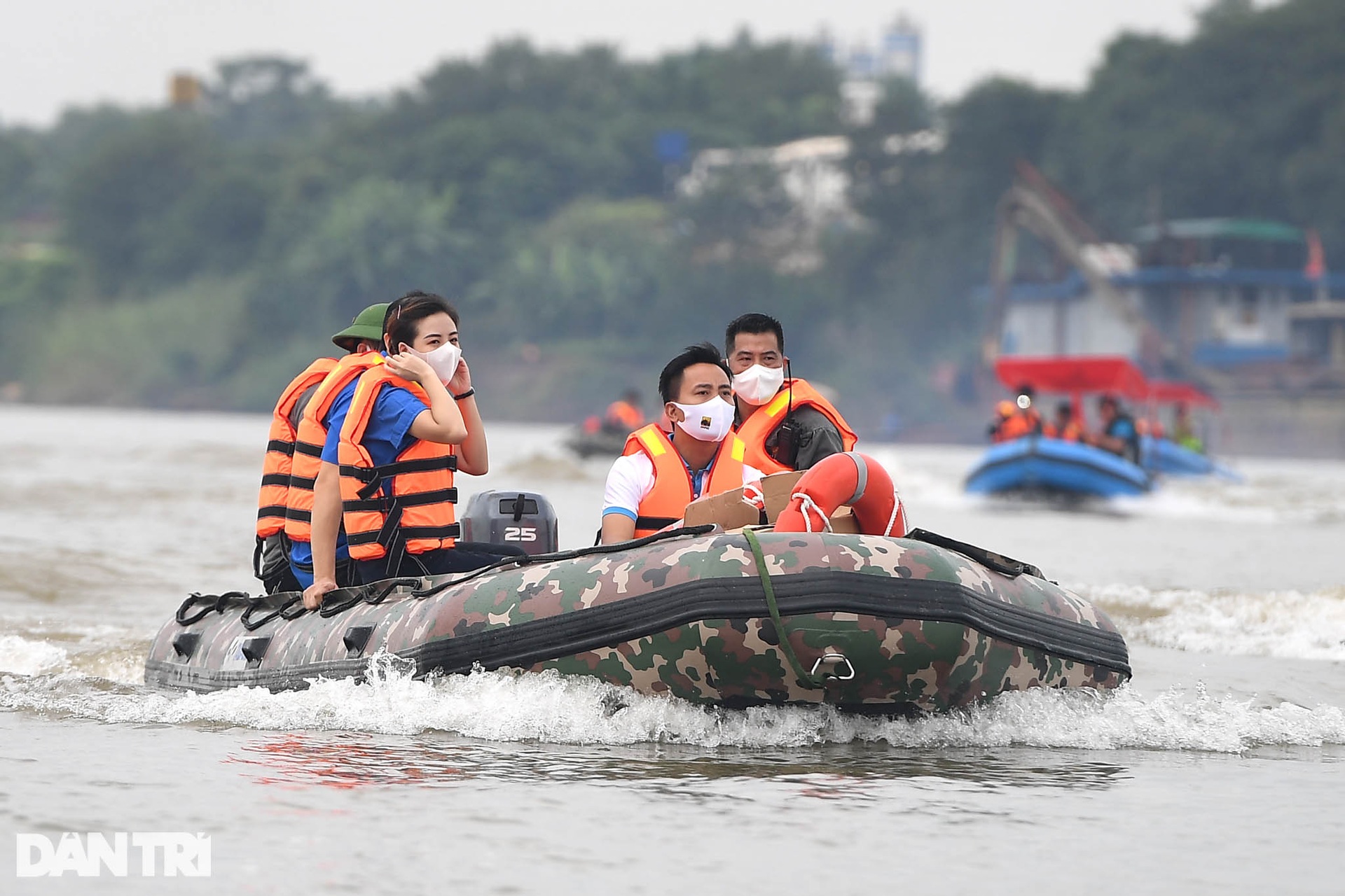Chạy xuồng hơi dọc sông Hồng trao quà tới tận tay người dân nghèo làng chài - 1