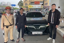 CSGT Hà Nội truy đuổi ô tô tang vật của một vụ án