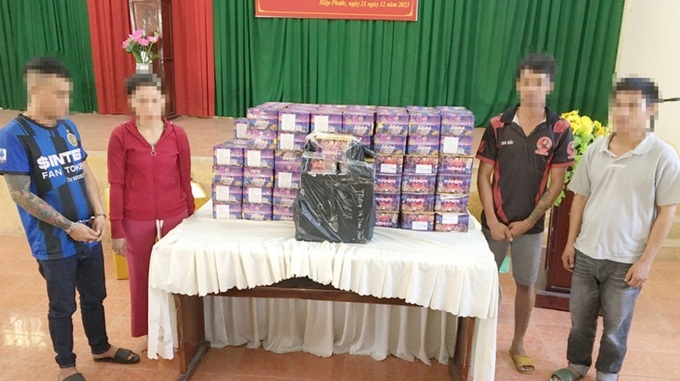 Những người có liên quan cùng tang vật thu giữ được.