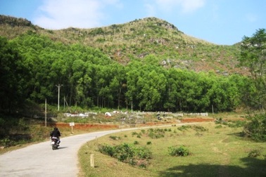 Sự tích ngọn núi có chiếc “chum vàng” hóa đá