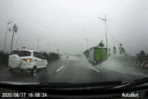 Tài xế "rụng tim" trong khoảnh khắc bị xe khác tạt nước làm "mù" kính lái