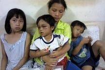 Cháu bé 3 tuổi bị bạo hành vẫn lang thang ăn xin?