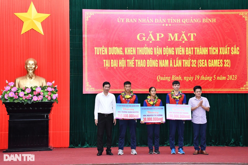 Huy Hoàng và đồng đội được vinh danh sau thành tích ở SEA Games 32 - 2 Huy Hoàng và đồng đội được vinh danh sau thành tích ở SEA Games 32 - 2