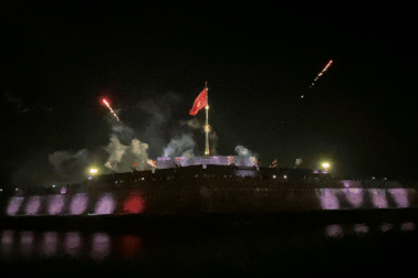 Vụ khán giả bỏ chạy, tránh hỏa pháo súng thần công: Sử dụng vật liệu ẩm ướt