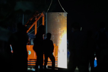 Trụ bê tông nơi bé trai 10 tuổi rơi xuống vẫn chưa được nhổ