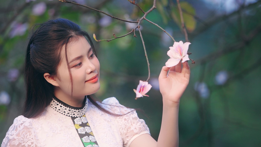 Phạm Thùy Linh thuần khiết như đóa hoa ban vùng Tây Bắc - 1 Phạm Thùy Linh thuần khiết như đóa hoa ban vùng Tây Bắc - 1