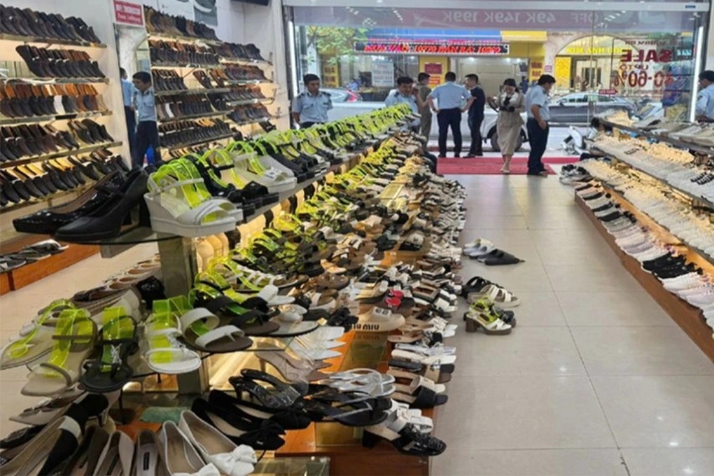 Bắt giam đối tượng buôn bán hàng giả nhãn hiệu nổi tiếng thế giới - 1 Bắt giam đối tượng buôn bán hàng giả nhãn hiệu nổi tiếng thế giới