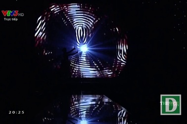 Mai Ngô trình diễn tương tác với lửa