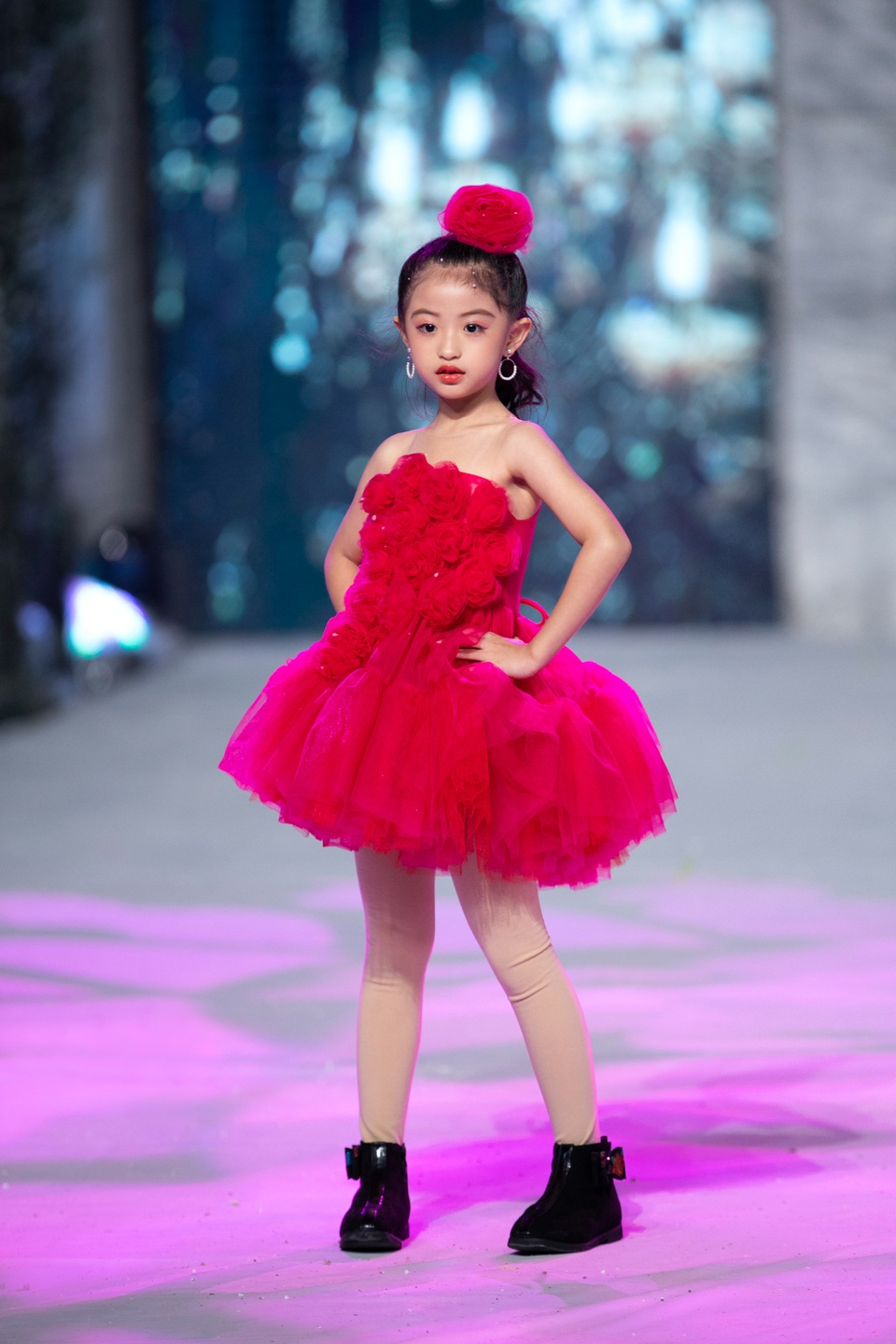 Mẫu nhí Suri Nguyễn nổi bật trên sàn catwalk - 1 Mẫu nhí Suri Nguyễn nổi bật trên sàn catwalk - 1