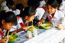 Ăn chặn tiền của học sinh, hiệu trưởng, hiệu phó bị bắt