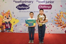 Anh em song sinh cùng giành giải quốc gia tiếng Anh TOEFL Challenge