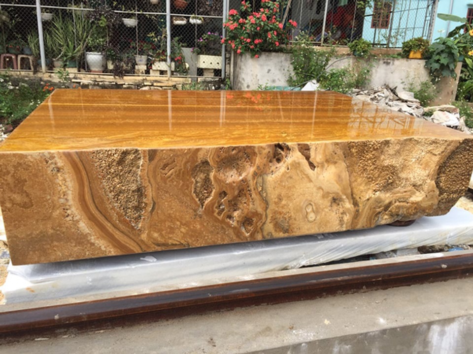 Sập bằng đá quý vàng óng, nặng tới 7 tấn, đại gia Hà Nội hét hơn tỷ đồng - 1 Sập bằng đá quý vàng óng, nặng tới 7 tấn, đại gia Hà Nội hét hơn tỷ đồng - 1