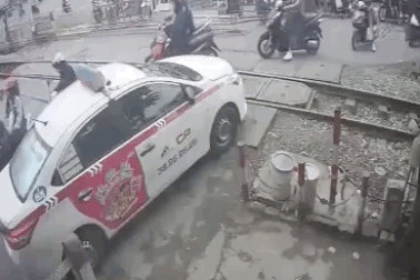 Nín thở xem giải cứu xe taxi "sa chân" vì cố vượt chắn tàu
