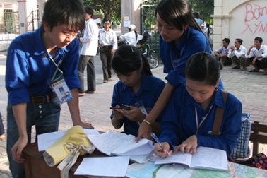 Sinh viên Hà Tĩnh tình nguyện tiếp sức mùa thi tại Vinh