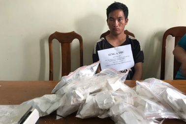 Kẻ vận chuyển 15 bánh heroin dùng hung khí chống trả cảnh sát quyết liệt