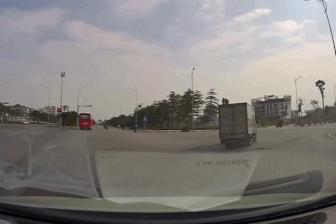 Phóng nhanh qua ngã tư, người đi xe máy ngã bay qua đầu ô tô