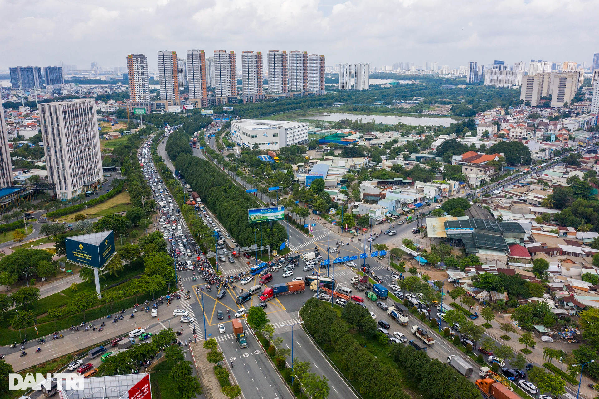 Giao thông kẹt cứng ngày đầu thu phí tự động cao tốc TPHCM - Dầu Giây - 9 Giao thông kẹt cứng ngày đầu thu phí tự động cao tốc TPHCM - Dầu Giây - 9