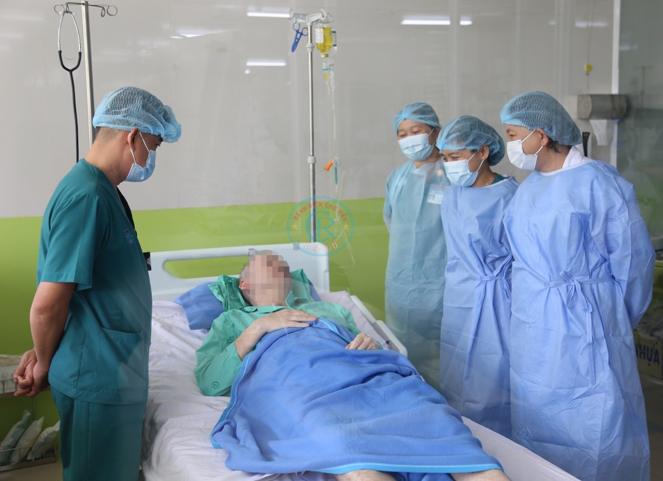 Bác sĩ “làm xiếc trên dây” khi điều trị nam phi công nhiễm Covid-19 - 2 Bác sĩ “làm xiếc trên dây” khi điều trị nam phi công nhiễm Covid-19 - 2