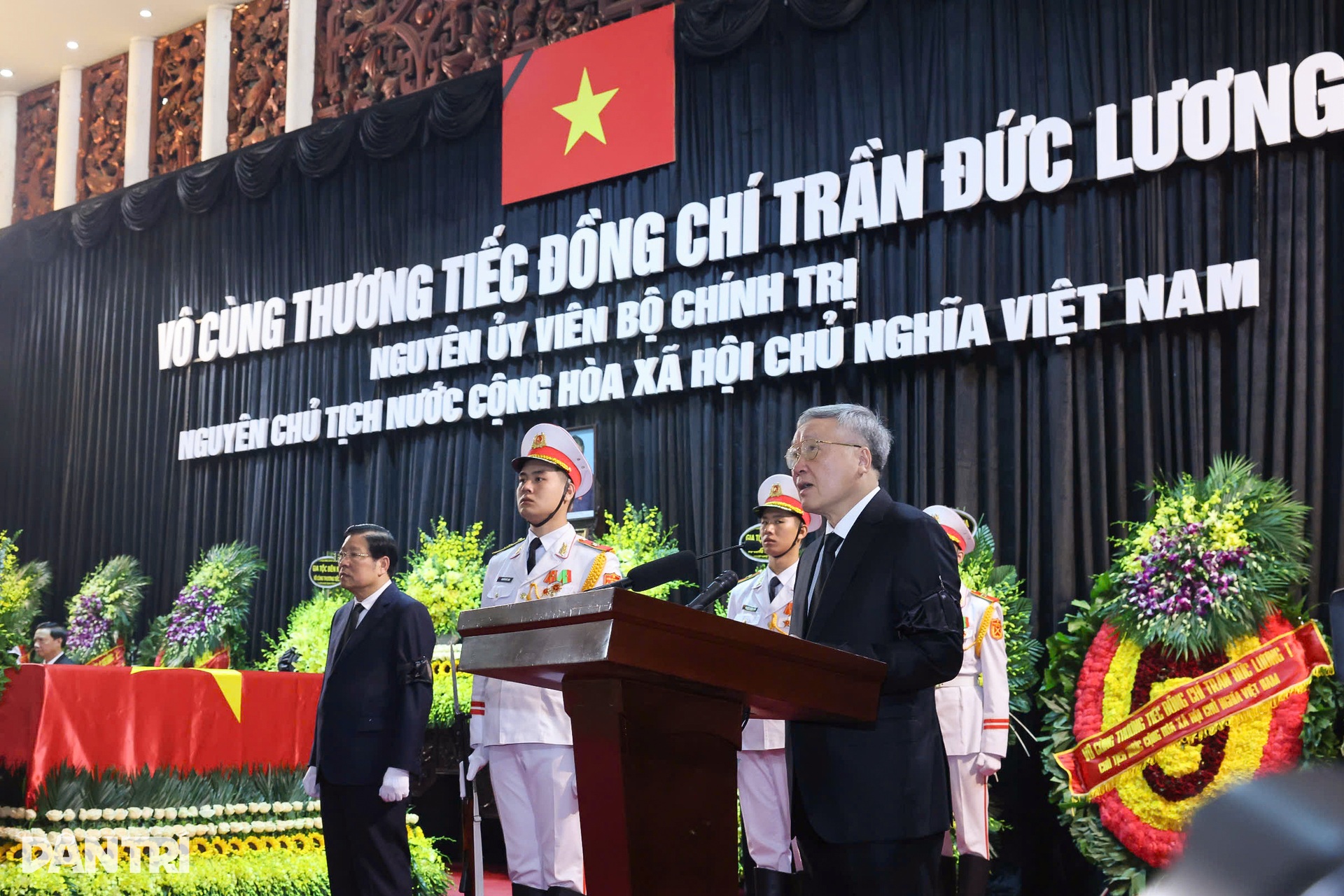 Đoàn xe chở linh cữu nguyên Chủ tịch Trần Đức Lương trên đường phố Hà Nội - 3 Đoàn xe chở linh cữu nguyên Chủ tịch Trần Đức Lương trên đường phố Hà Nội - 3