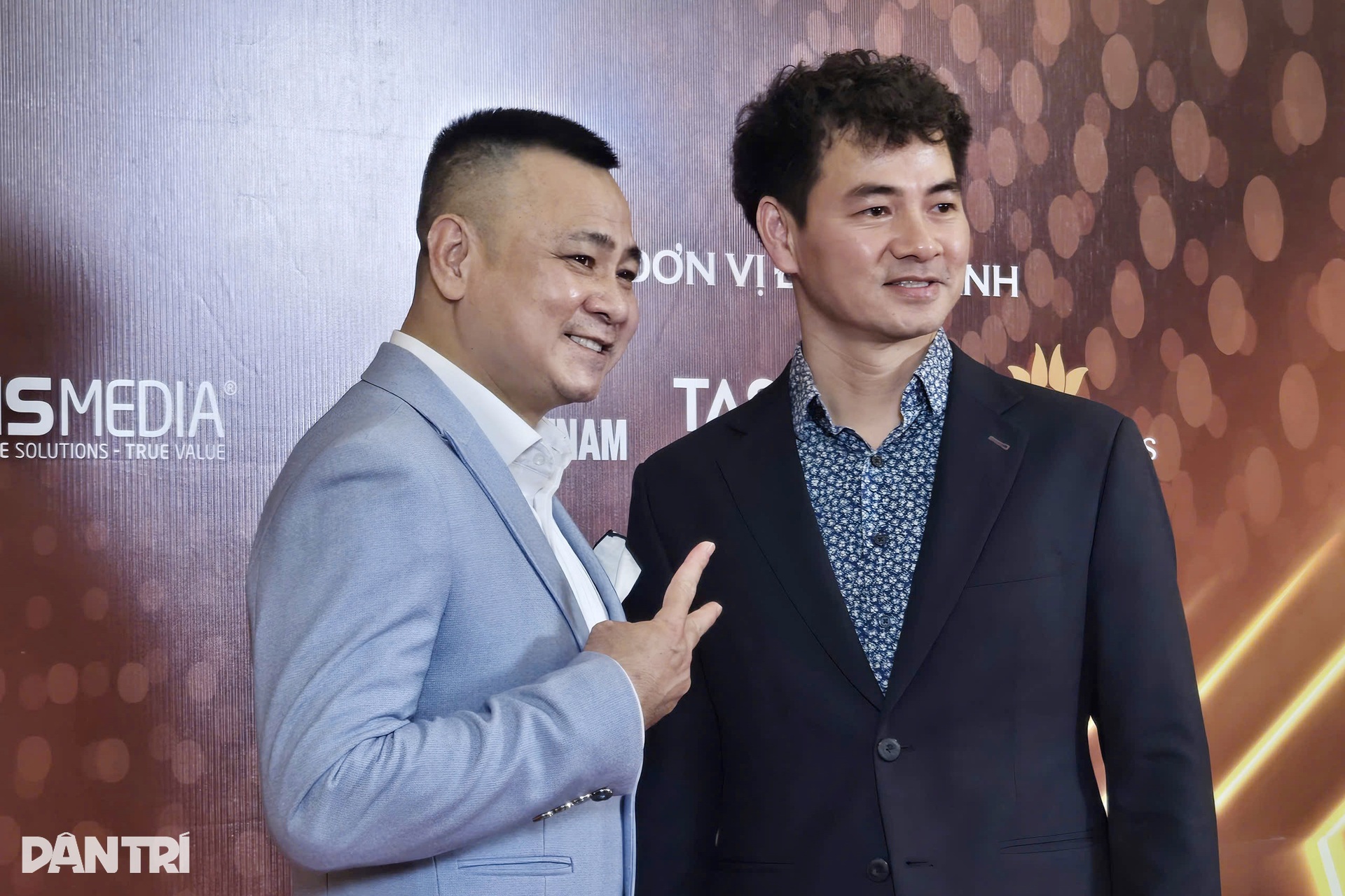 SOOBIN và Hòa Minzy như hoàng tử, công chúa lộng lẫy trên thảm đỏ Cống hiến - 7