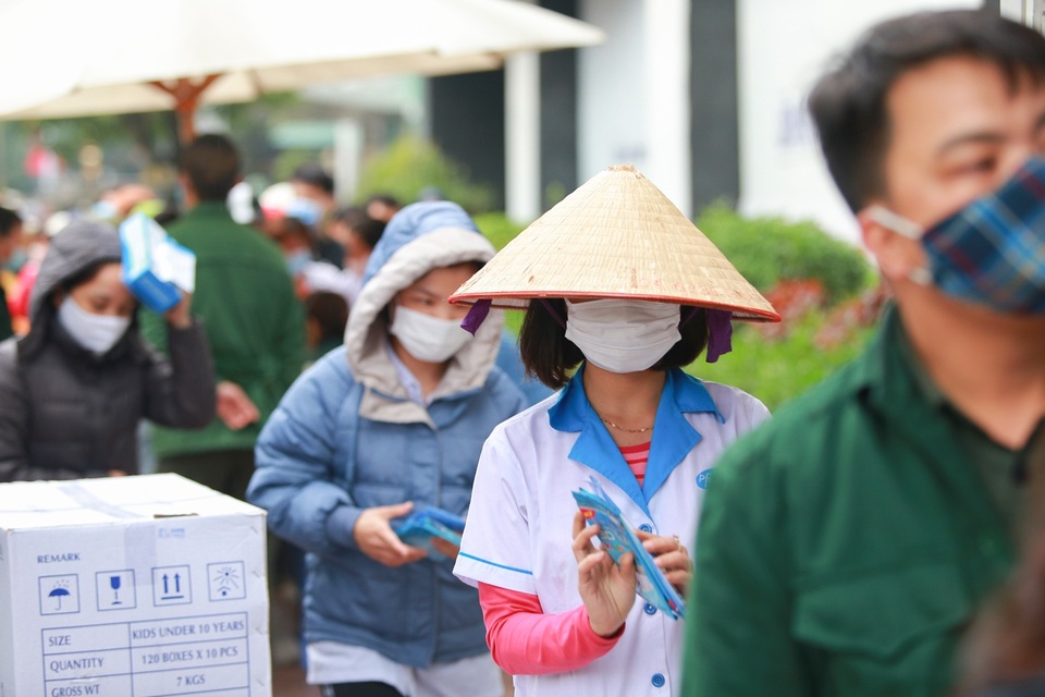 Hàng trăm người dân đội mưa xếp hàng nhận khẩu trang miễn phí - 8