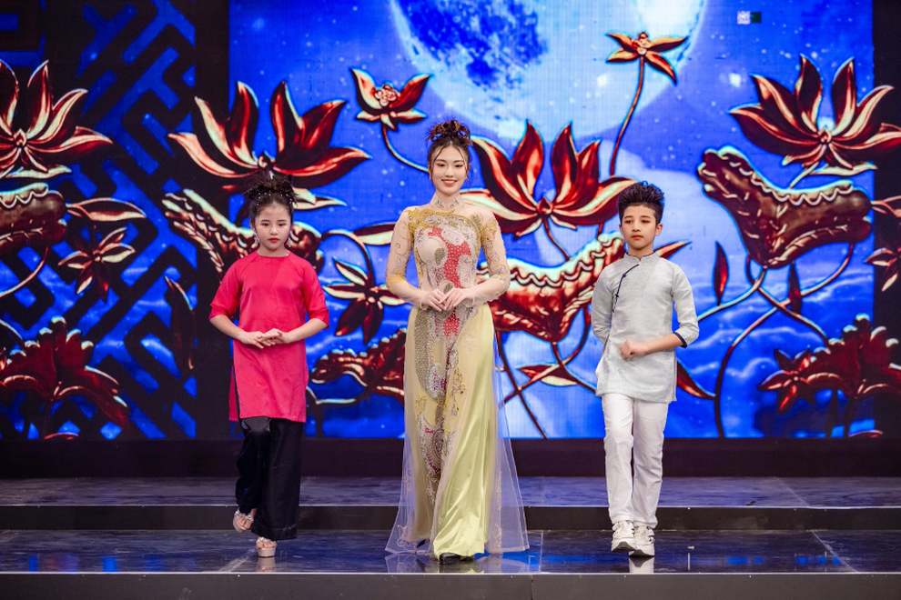 Hoa hậu Lương Kỳ Duyên duyên dáng trình diễn áo dài - 5 Hoa hậu Lương Kỳ Duyên duyên dáng trình diễn áo dài - 5