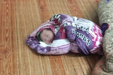 Trẻ sơ sinh còn nguyên dây rốn bị bỏ rơi bên đường