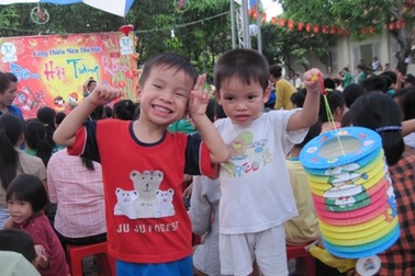 Dân trí thăm và tặng quà trẻ em Làng thiếu niên Thủ Đức