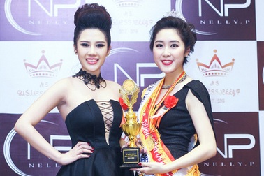 Á hậu Phương Suri nổi bật tại ngày hội doanh nhân Nelly.P