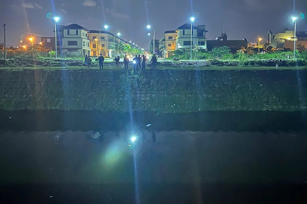 Cứu thanh niên rơi xuống kênh khi đi theo Google Maps - 2 Cứu thanh niên rơi xuống kênh khi đi theo Google Maps - 2