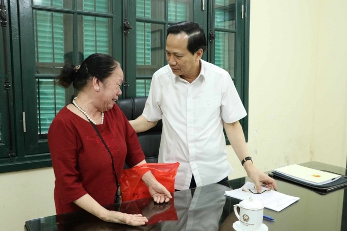 Bộ trưởng Đào Ngọc Dung ân cần thăm hỏi và động viên gia đình bà Phan Thị Cưu.