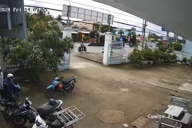 Camera quay cảnh 2 thanh niên trộm xe máy ở trụ sở ủy ban xã
