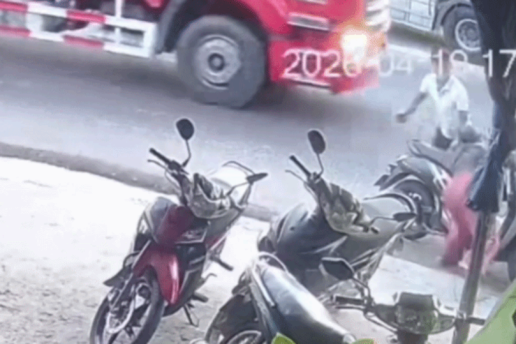 Xác minh video người đàn ông đánh tới tấp một phụ nữ trên đường - 1