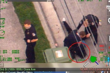 Rò rỉ video cảnh sát Mỹ ghì cổ người da màu